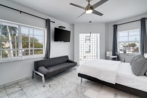Best Location SOBE Top Floor 2 min to beach & fun